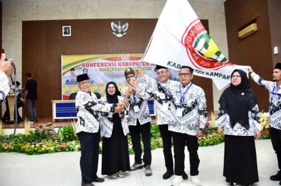 Wakil Bupati Kampar Dr. Hj. Misharti S. Ag, M. Si Resmi di Lantik Sebagai Ketua PGRI Kabupaten Kampar. 