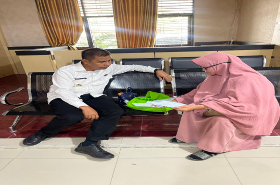 Disela-sela Tinjau Bappenda, Bupati Kampar Sempatkan Berikan pelayanan Kepada Masyarakat yang Berurusan Pajak. 