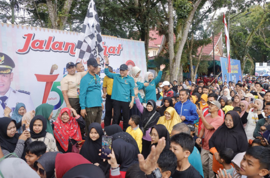 Ribuan Masyarakat Padati Lapangan Pelajar untuk Dapatkan 4 Unit Sepeda Motor dan Ratusan Doorprize Menarik Lainnya. 