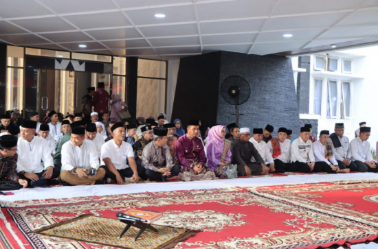 Ribuan Masyarakat Hadiri Buka Puasa Bersama Bupati dan Wakil Bupati Kampar, Ahmad Yuzar ;  Bersama Bangun Kampar Yang Maju dan Berkembang. 