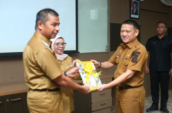 Usai Apel Gabungan Bupati Kampar Ahmad Yuzar S.Sos, MT Lakukan Sertijab dengan Pj Bupati Kampar Hambali SE, MBA. 