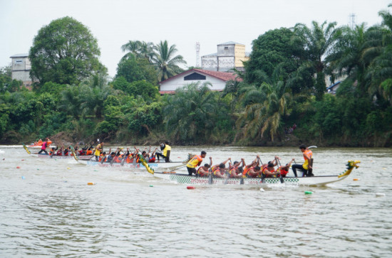 Hari Kedua Lomba Pacu Sampan Tepian Sungai Kampar Rangkaian Semarak Hari Jadi Ke-75 Kabupaten Kampar Tahun 2025 :  Perlombaan di 6 Race dengan 18 Grup Berlangsung Sengit