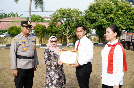 Wakil Bupati Kampar Serahkan Penghargaan kepada Personel Polres Berprestasi Cabor Taekwondo Pada Kapolri Cup 6 2025. 