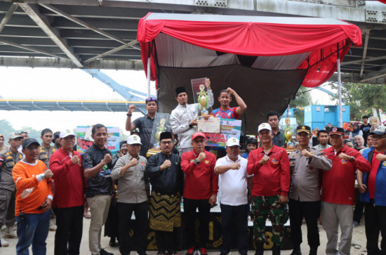 Siak Hulu Borong Piala Pacu Sampan Topian Sungai Kampar Sempena Hari Jadi Ke 75 Kabupaten Kampar. 