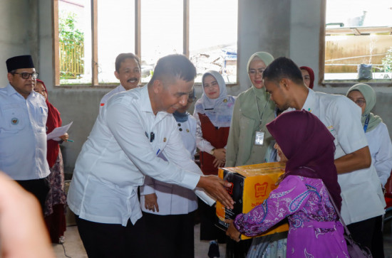 Bupati Kampar Ahmad Yuzar Terima Bantuan  Penyandang Disabilitas dari ATENSI Handayani Jakarta. 