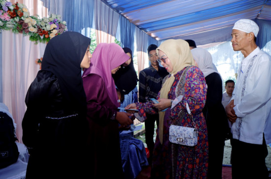 Wakil Bupati Kampar Misharti Hadiri Halal bi Halal Jami’ Akbar dan Penyantunan Anak Yatim Piatu di Desa Tanjung Bungo Kampa. 