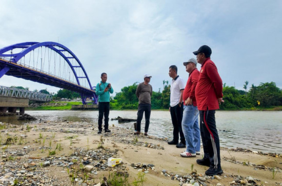 Tinjau Pembangunan Turap Pulau Lawas Bangkinang, Bupati Kampar Tegaskan: Utamakan Kualitas, Kuantitas dan Estetika
