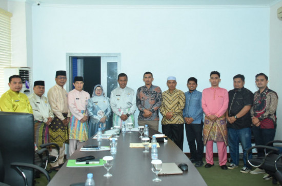 Terima Yayasan Palangka, Bupati Kampar Ahmad Yuzar : Buktikan Sejarah Kampar Dengan Karya Tulis. 