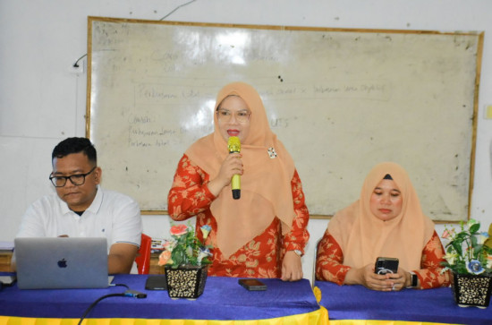 Dharma Wanita Diskominfo Kampar Sosialisasikan Internet Sehat dan Penggunaan AI di SMPN 1 Kampar. 