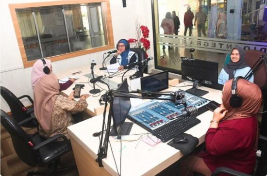 HUT RRI ke-80, Wakil Bupati Kampar di daulat Jadi Pembaca Berita Di RRI Pro1 Pekanbaru. 