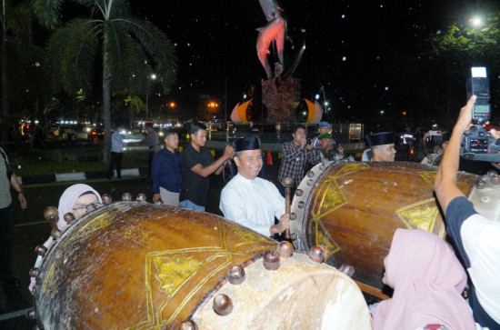 Idul Adha 1446 H, Bupati Kampar Ahmad Yuzar Lepas Pawai Takbir dan Mobil Hias. 