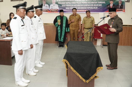 Bupati Kampar Lantik Penjabat Kepala Desa Pulau Permai, Mentulik, dan Sekijang