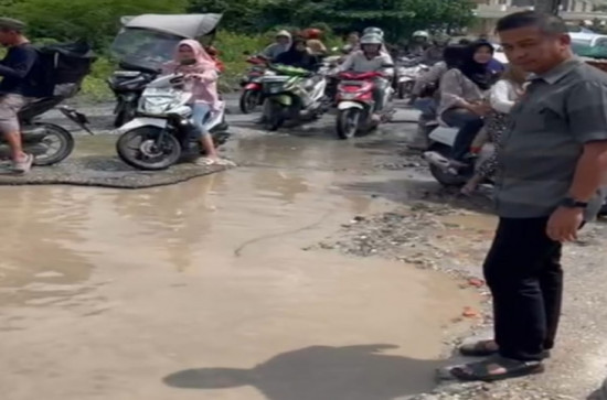 Ramai dilewati dan menjadi urat nadi Masyarakat, Bupati Kampar  H. Ahmad Yusar, S. Sos , MT Tinjau kondisi jalan yang rusak di Tarai Bangun. 