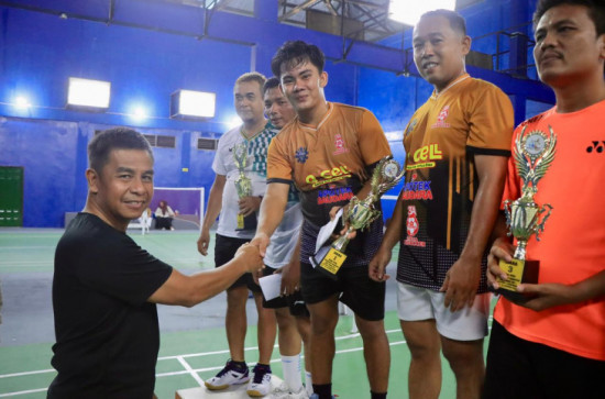Bupati Kampar Tutup Turnamen Badminton Bukit Indah, Sekaligus Jajal Lapangan