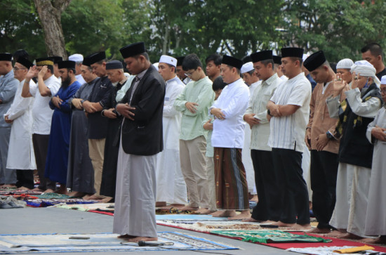 Laksanakan Shalat Idul Adha 1446 H Di Lapangan Pelajar, Bupati Kampar mengingatkan Pentingnya Nilai Pengorbanan, Keikhlasan, Dan Solidaritas Sosial.