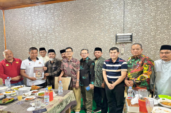 Bupati Kampar Beserta Plh. Sekda Kampar dan TP2GD Kabupaten Kampar Silaturrahmi Bersama Ahli Waris Almarhum H. Mahmud Marzuki.