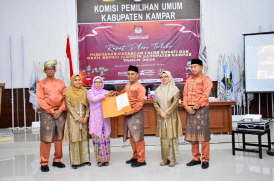 Kado Hari Jadi ke 75 Kabupaten Kampar, Pleno Terbuka KPU Kampar Tetapkan Bupati/Wakil Bupati Kampar 2025-2030  Ahmad Yuzar dan Misharti. 