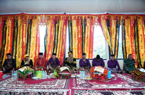 Puncak Hari Jadi ke 75 Kabupaten Kampar, Pj Bupati Kampar dan Para Ninik Mamak Duduk Baselo di Balai Adat diate Lapiok Nan Takombang. 