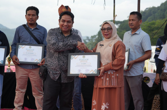 Wakil Bupati Kampar Misharti Hadiri Penyerahan Anugerah Subayang Festival IX 2025 di Desa Wisata Gema