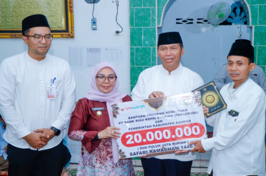 Safari Ramadhan Pemkab Kampar ke Masjid Al-Huda Desa Bina Baru, Wabup Misharti Serahkan Bantuan dan Sampaikan Program Prioritas. 