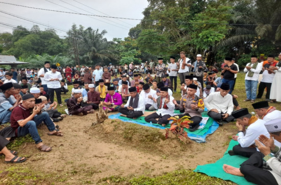 Lepas Rombongan Ziarah Kubur Desa Kampung Godang,  Bupati Kampar Apresiasi Atas Pelestarian Budaya Aghi Ghayo Onam. 
