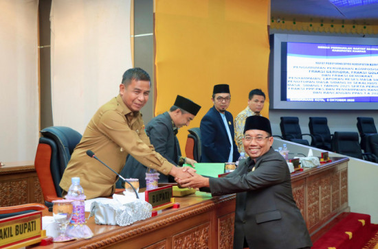 Paripurna DPRD Kampar, Bupati Kampar Sampaikan Pidato dan Serahkan KUA dan PPAS Tahun Anggaran 2026. 