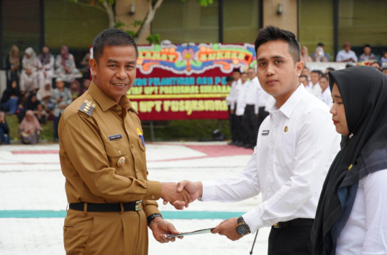 Bupati Kampar Ahmad Yuzar Serahkan SK PPPK Tahap II dan Paruh Waktu di Lingkup Pemkab Kampar. 