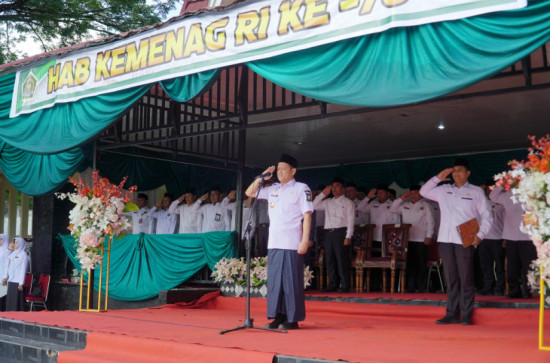 Dipimpin Pj Bupati Kampar, Upacara Hari Amal Bhakti diikuti Para Santri se-Kabupaten Kampar. 