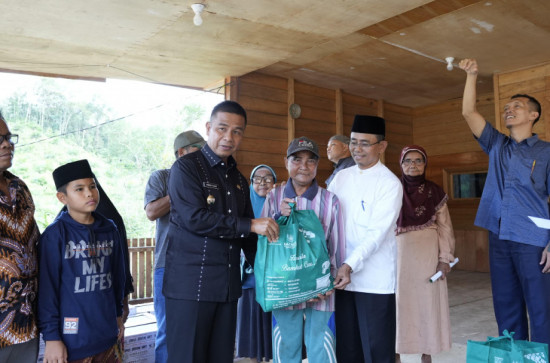 Wujudkan Pembangunan Desa Semakin Optimal, Bupati Kampar Ahmad Yuzar Lakukan Kunjungan Kerja Serta Salurkan Sembako Kepada Masyarakat.