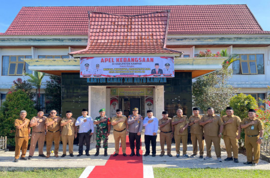 Camat XIII Koto Kampar Pimpin Apel Kebangsaan di Halaman Kantor Camat