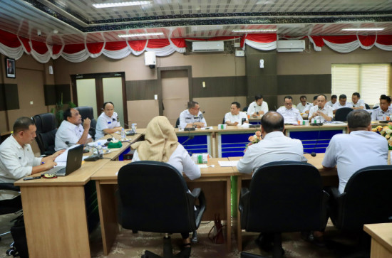 Asisten II Setda Kampar Pimpin Rapat Realisasi Fisik dan Keuangan Tahun 2025