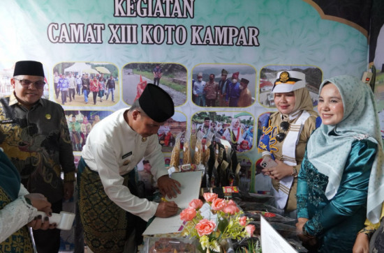 Kunjungi Stand Bazar MTQ ke-54 Kabupaten Kampar, Kecamatan XIII Kampar Tampilkan Aneka Ragam  UMKM dan Kuliner Unggulan. 