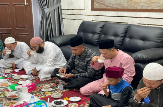 Ramadan ke Delapan, Bupati Kampar Ahmad Yuzar dan Sekda Kampar Hambali Buka Barsama  dengan Imam dari Mesir di Rumah Dinas Sekda
