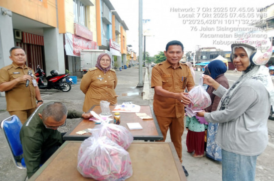 Komitmen Tekan Angka Inflasi, Dinas Perdagangan Koperasi dan UMK Lakukan Operasi Pasar. 