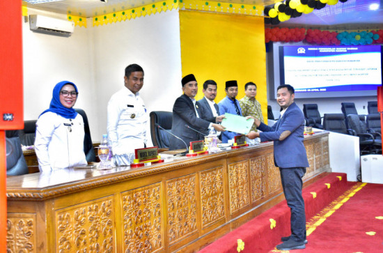 Fraksi - Fraksi DPRD Terima LKPJ Bupati Kampar Tahun Anggaran 2024 Untuk Dibahas. 