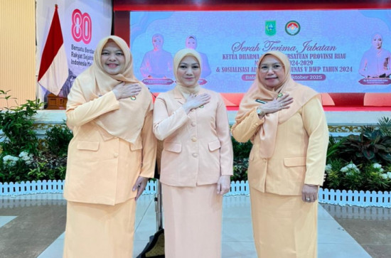 Hadiri Sertijab Ketua DWP Provinsi Riau, Ketua DWP Kabupaten Kampar Ricana Hambali Ucapkan Selamat Kepada Ny. Herawati Abdi.