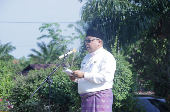 Camat XIII Koto Kampar Zulfikar Jadi Pembina Upacara HUT ke 68 Provinsi Riau 2025