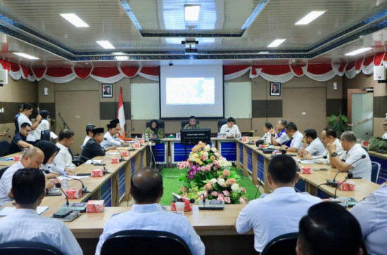 Bupati Kampar Pimpin Rapat Penyaluran Bantuan Bencana Hidrometeorologi Untuk Sumatera Barat, Sumatera Utara, dan Aceh