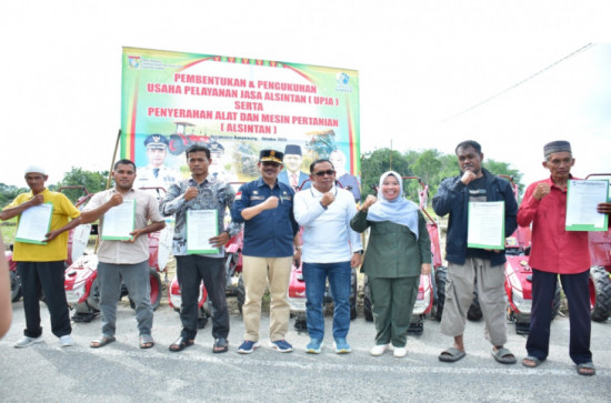 Perkuat Kelembagaan Petani Agar Lebih mandiri, Profesional, Pemerintah Kabupaten Kampar Kukuhkan UPJA dan Serahkan 10 Unit Alat Mesin Pertanian ( Hand Traktor ) 