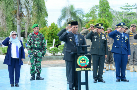 Kenang Jasa Pahlawan Bupati kampar Ahmad Yuzar, S.Sos., M.T dan Wakil Bupati Kampar Dr. Hj. Misharti S. Ag, M. Si, Tabur Bunga di Makam Pahlawan Kusuma Eka Bakti Bangkinang