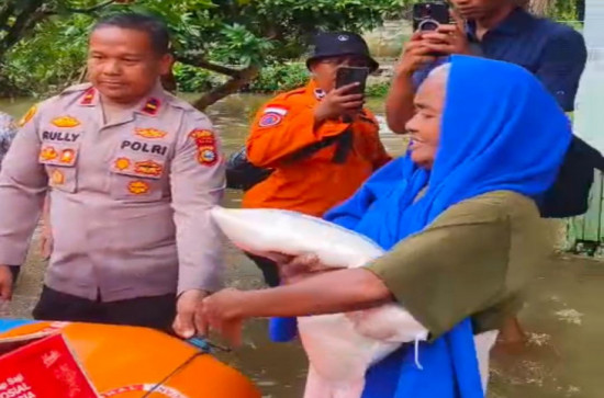 Dijenguk Langsung Bupati dan Wakil Bupati Kampar Saat Rumahnya Terendam Banjir, Khadijah Tak Kuasa Menahan Haru