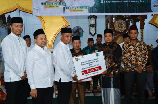 Bupati Kampar Ahmad Yuzar Dampingi Gubri Abdul Wahid. Pada Safari Ramadhan 1446 H di Pulau Birandang. 