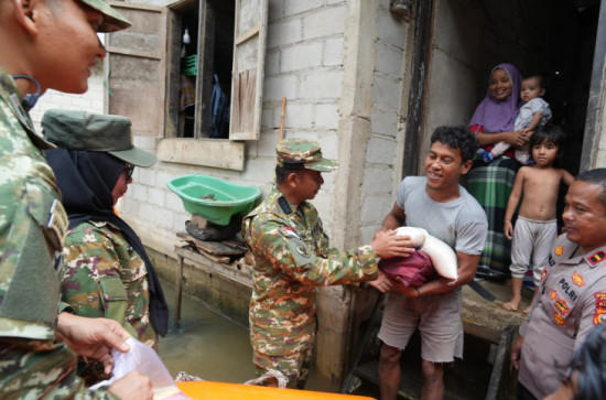 Banjir Setinggi Paha Dewasa, Bupati Kampar Serahkan Bantuan Langsung kepada Warga Terdampak di Silam
