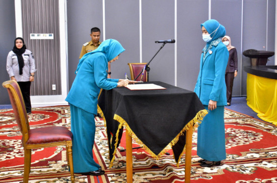 Ketua TP PKK Provinsi Riau Lantik Ketua TP PKK Kabupaten Kampar Tengku Nurheryani Ahmad Yuzar Sekaligus Ketua Pembina Posyandu Kabupaten Kampar.