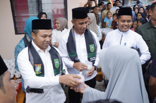 Sebelum Safari Ramadhan, Bupati Kampar Dampingi Gubernur Riau Tinjau Gerakan Pangan Murah di Desa Pulau Birandang