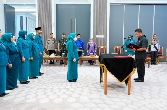 Bupati Kampar Lakukan Pengukuhan Ketua, Serta Lantik Pengurus TP PKK dan Tim Pembina Posyandu Kab. Kampar. 