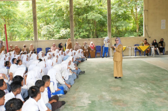 Wakil Bupati Kampar Hadiri Edukasi dan Sosialisasi HIV/AIDS di SMA Negeri 1 Kampar Kiri