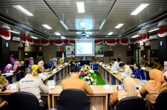 Wujudkan Asta Cita Presiden RI, Pj Sekda Kampar Buka Secara Resmi Rakor persiapan program Makan Bergizi Gratis (MBG) dan Pemeriksaan Kesehatan Gratis (PKG) di Kabupaten Kampar.