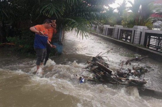 Intensitas Hujan Tinggi Hitungan Jam Air Meluap, Tim BPBD Kampar Turun Pantau Kondisi dan Imbau Masyarakat Agar Waspada