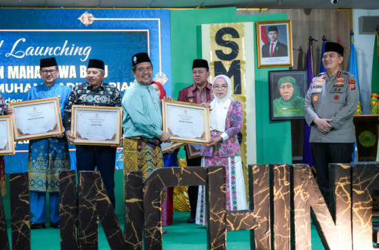 Pemkab Kampar Terima Penghargaan Kepala Daerah Inspiratif pada Grand Launching Penerimaan Mahasiswa Baru Universitas Muhammadiyah Riau. 